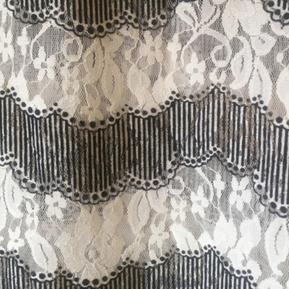 Lace Sleeveless Top - Picture 5 of 6